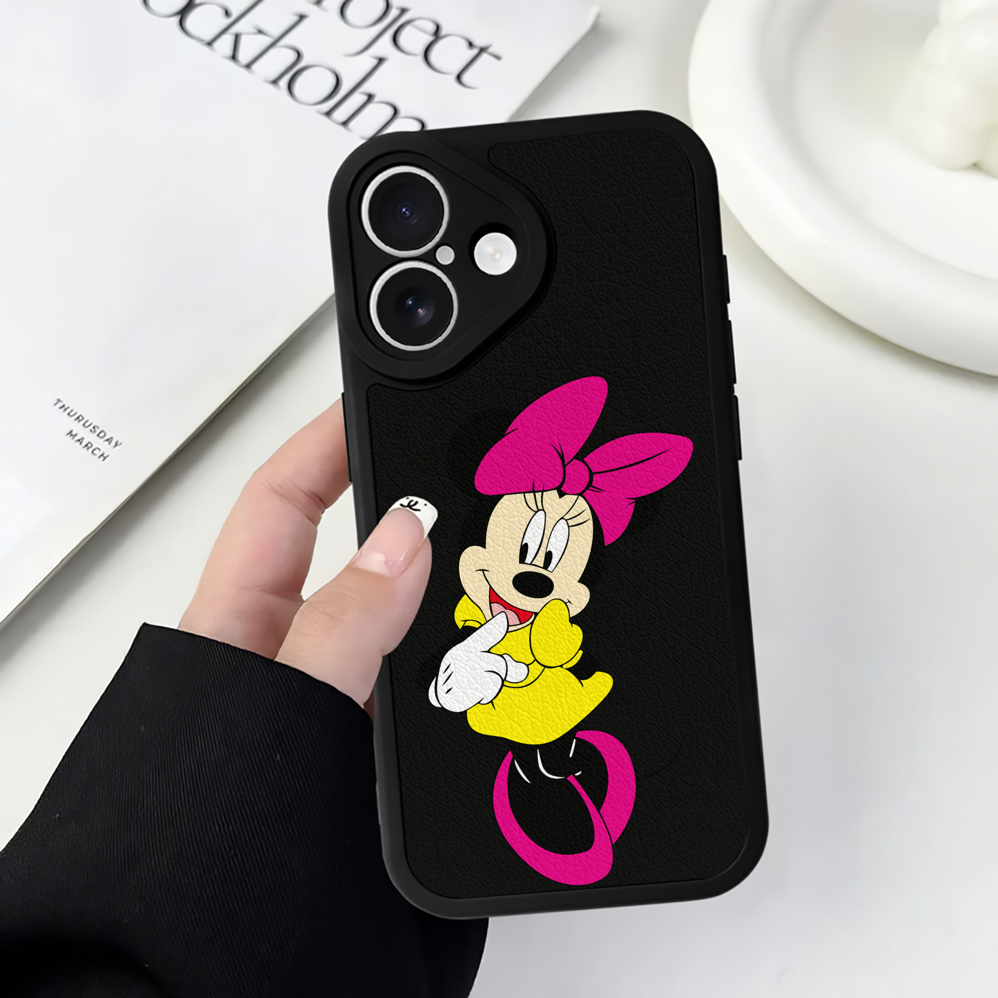 （画像用） ミッキーマウス Mickey Mouse 【iPhone 16シリーズ対応】シリコンスマホケース（レザー調） 材質：シリコン